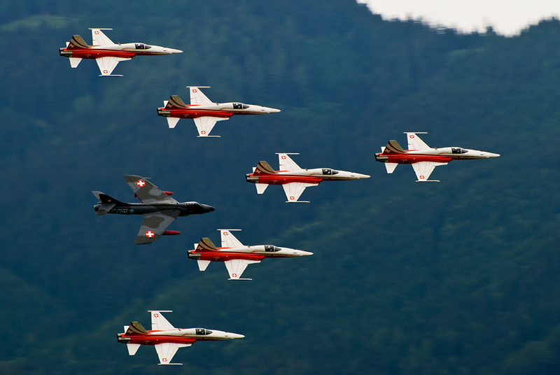 030_AirPower_Patrouille Suisse na F-5E Tiger i Hawker Hunter F58.jpg